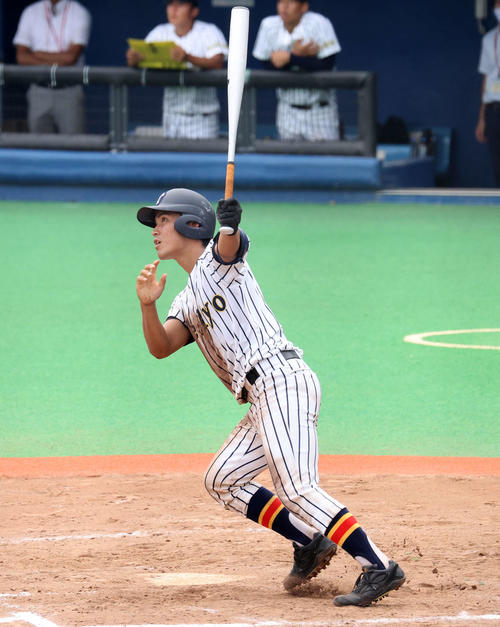関東第一対帝京　11回裏帝京1死一、二塁、新垣熙博は左越えサヨナラ打を放つ（撮影・鈴木正人）