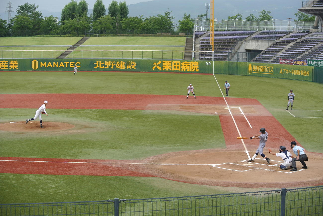 長野大会準決勝、飯山－上田西で飯山の先発常田唯斗投手は初回2死、上田西の高寺望夢内野手を左飛に打ち取る（撮影・井上真）