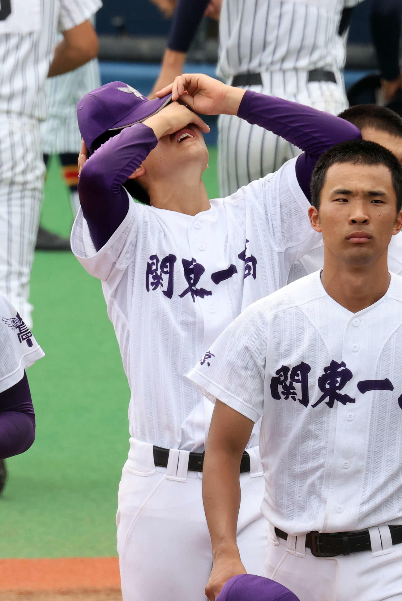 敗戦し悔しがる関東第一・今村（撮影・鈴木正人）