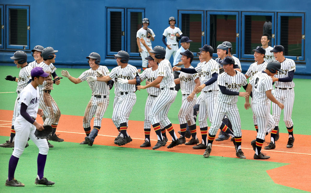 関東第一対帝京　サヨナラ勝利し喜ぶ帝京の選手たち（撮影・鈴木正人）