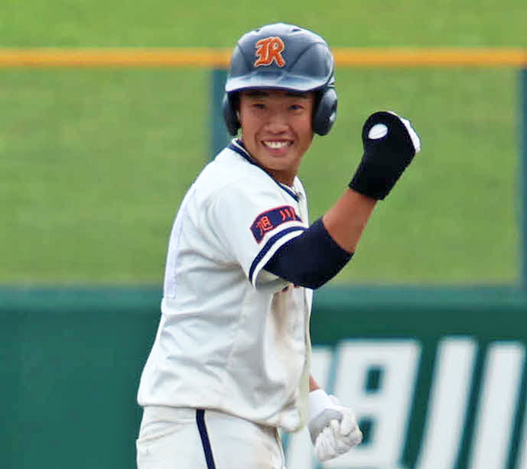 8回裏旭川龍谷1死満塁、勝ち越しの3点適時二塁打を放ちガッツポーズする高桑（撮影・山崎純一）