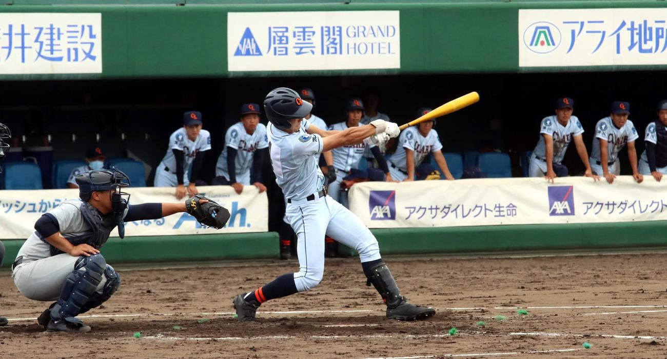 北見緑陵対クラーク　2回裏クラーク1死満塁、金原が左越え満塁本塁打を放つ（撮影・永野高輔）