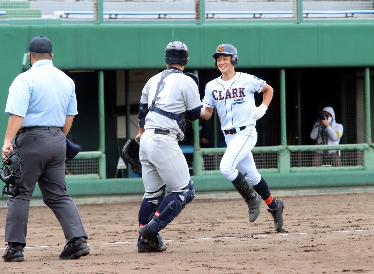 北見緑陵対クラーク　2回裏クラーク1死満塁、金原が左越え満塁本塁打を放ち笑顔で生還する（撮影・永野高輔）