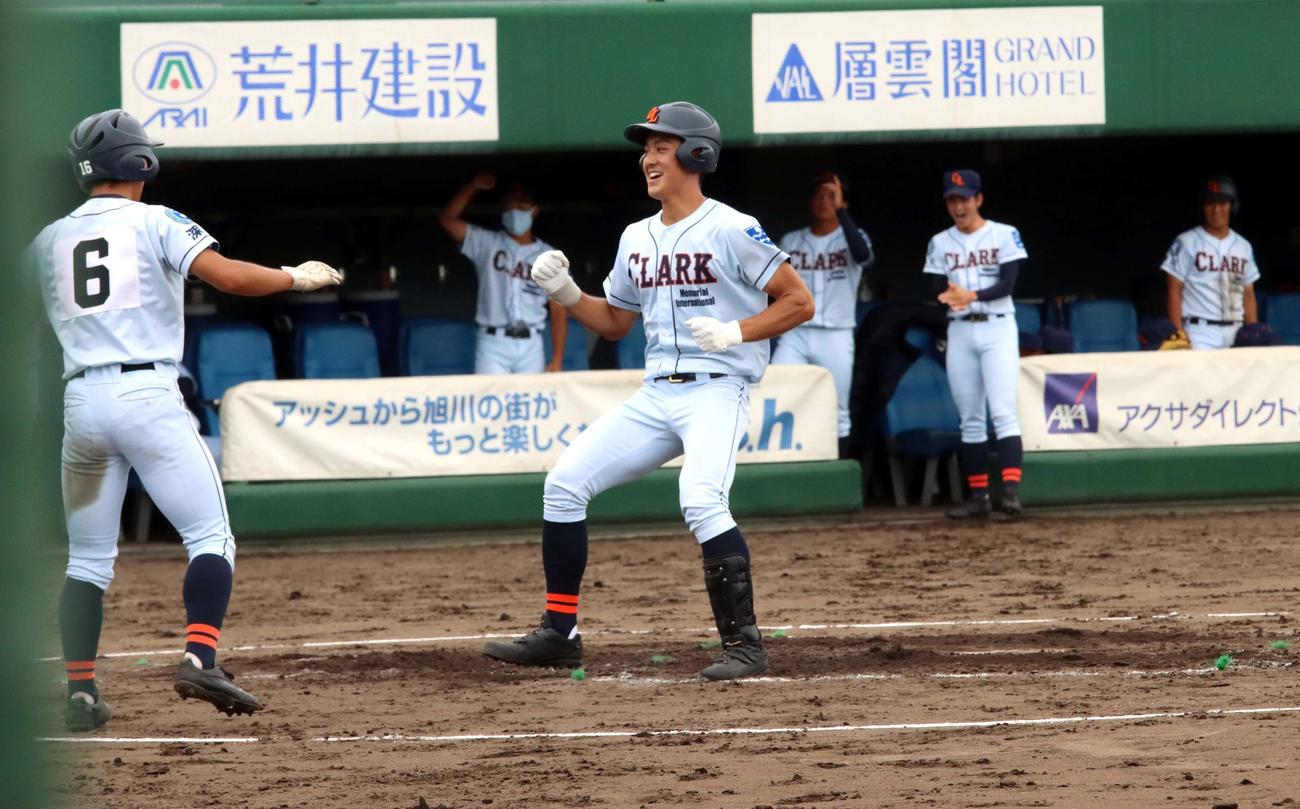 北見緑陵対クラーク　2回裏クラーク1死満塁、金原が左越え満塁本塁打を放ち笑顔で生還する（撮影・永野高輔）