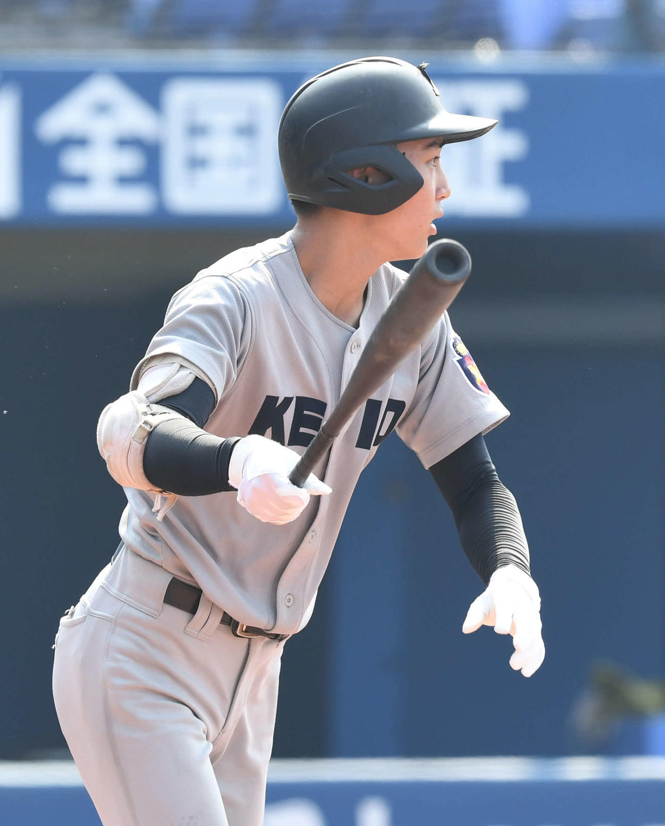 横浜氷取沢対慶応　1回裏慶応2死一塁、水鳥は左中間へ適時二塁打を放つ（撮影・山崎安昭）