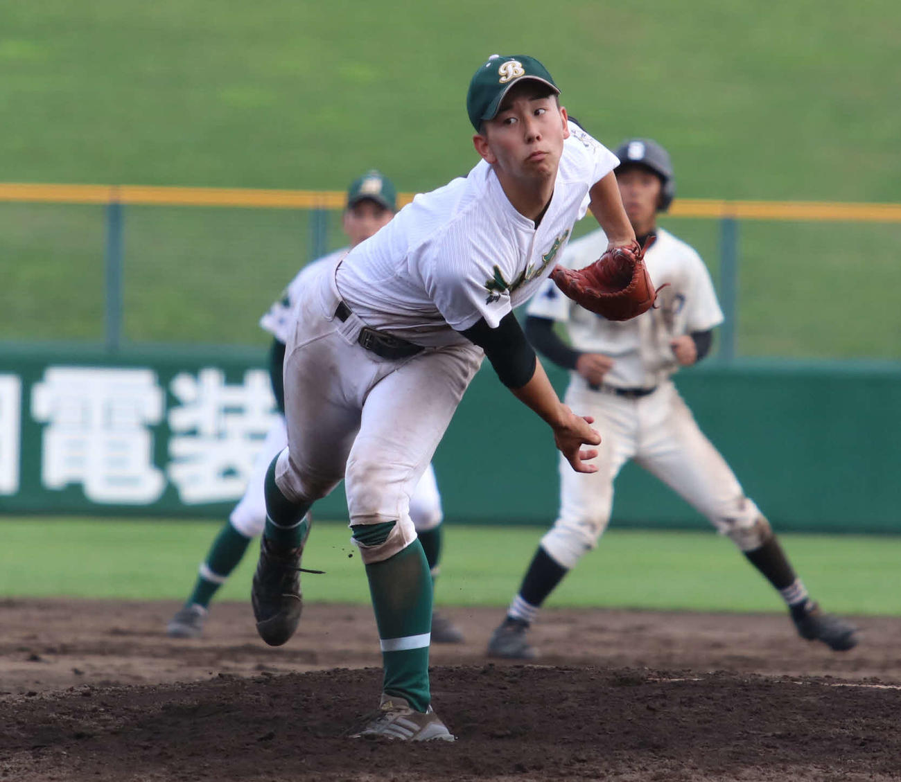 武修館対帯広三条　3番手で登板し力投する武修館の中谷（撮影・山崎純一）
