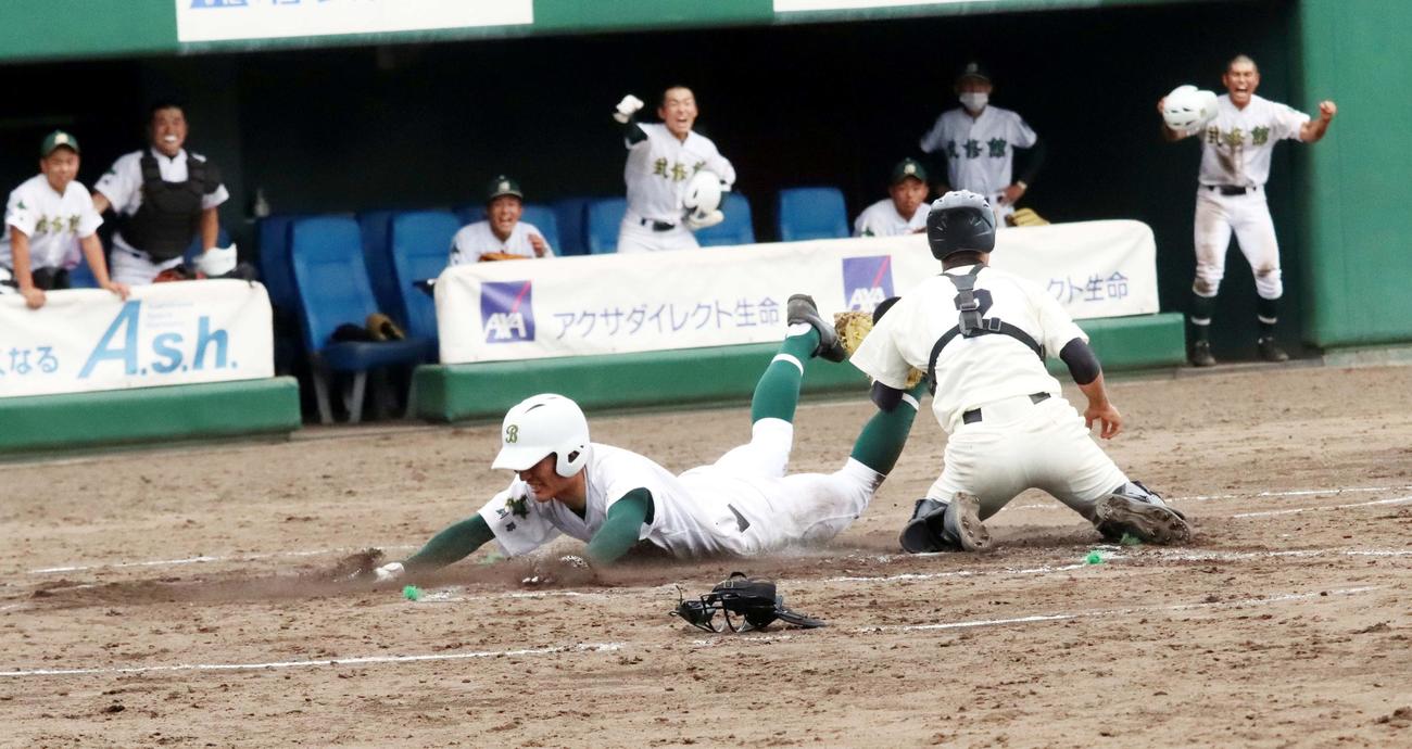 武修館対帯広三条　8回表武修館無死三塁、高橋の左犠飛で三塁走者の曽我が勝ち越しの生還を果たす。捕手は棚田（撮影・永野高輔）