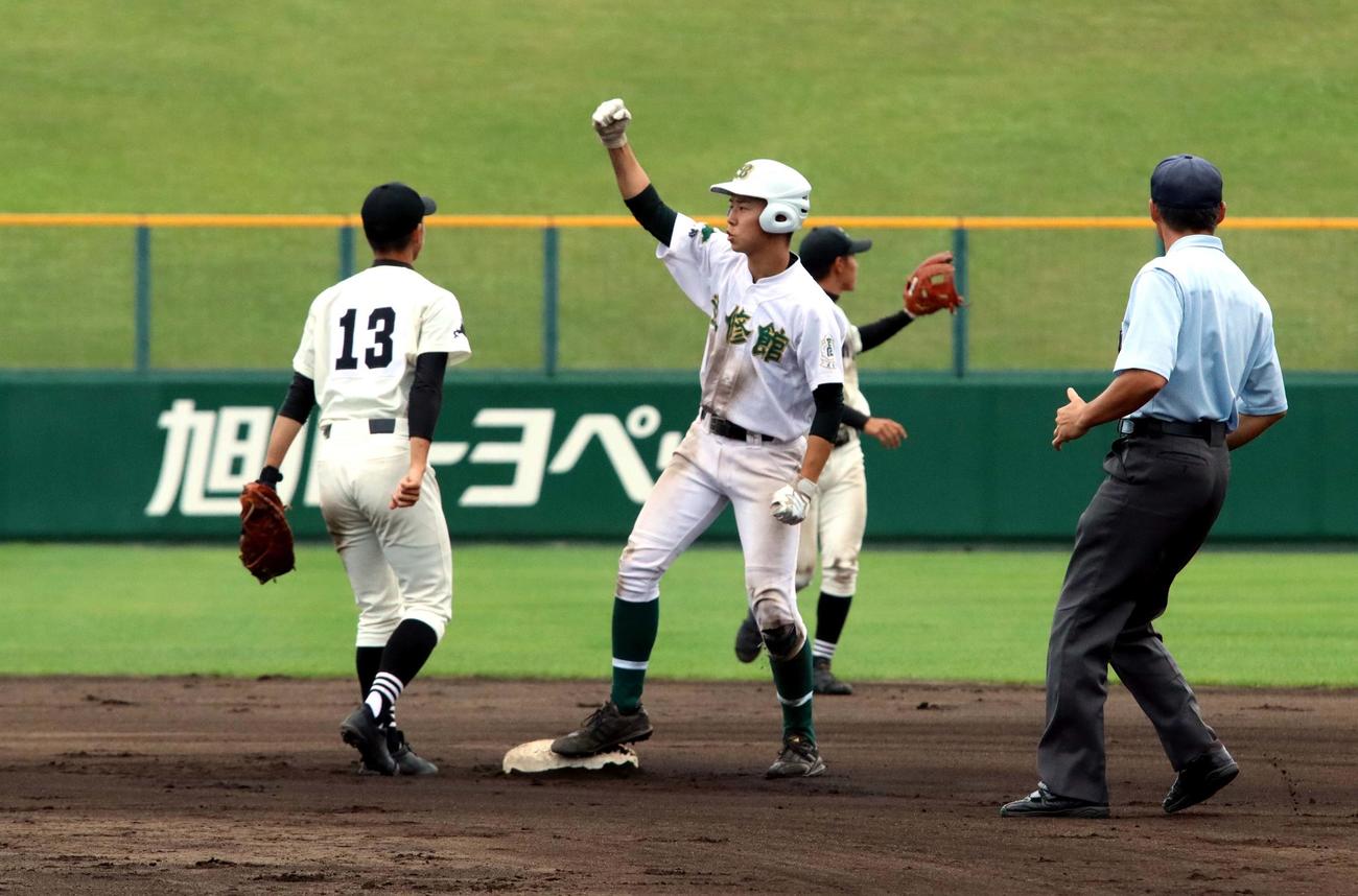 武修館対帯広三条　6回表武修館2死三塁、中谷が左中間へ適時二塁打を放ち右手を突き上げる（撮影・永野高輔）
