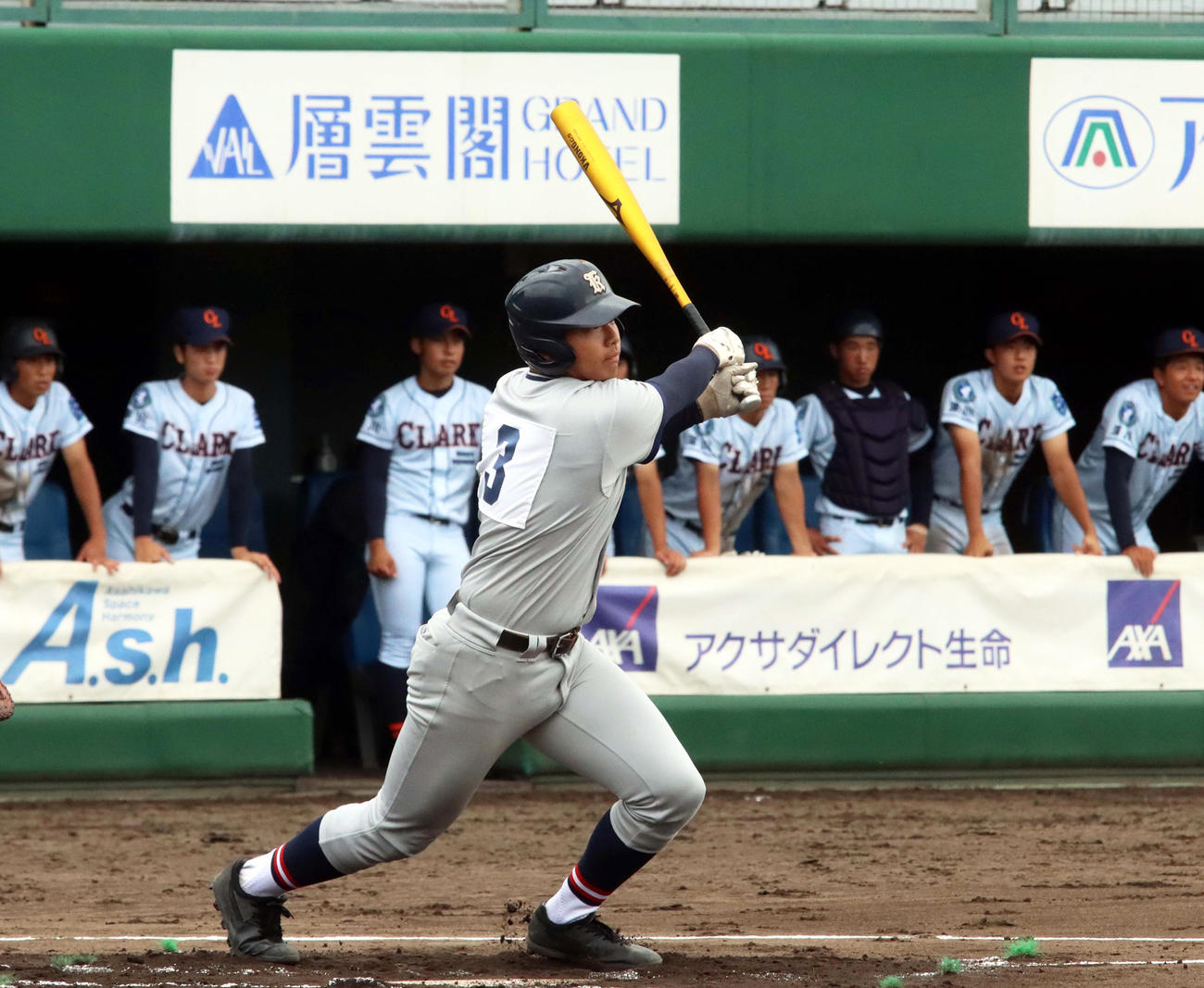 1回表北見緑陵1死一、二塁、渡辺が先制の中越え2点適時三塁打を放つ（撮影・永野高輔）