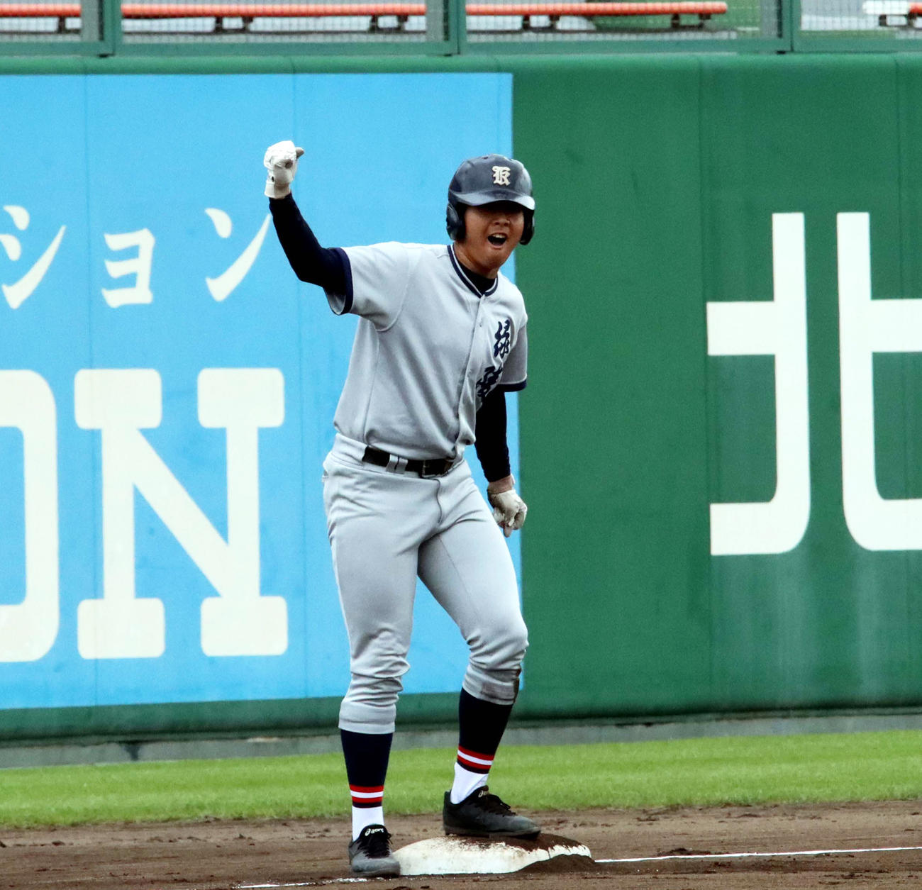 1回表北見緑陵1死満塁、渡辺が走者一掃の中越え三塁打を放ち塁上で右手を挙げる（撮影・永野高輔）