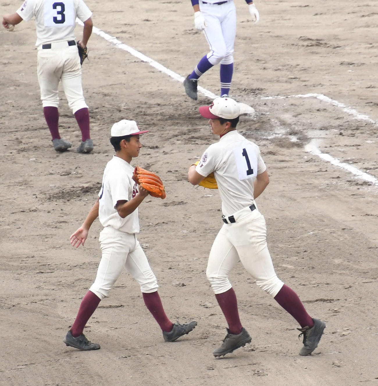 北大津戦の9回表無死一塁、小浦翔（左）に代わりマウンドに上がる瀬田工・小辻鷹仁（撮影・中野椋）