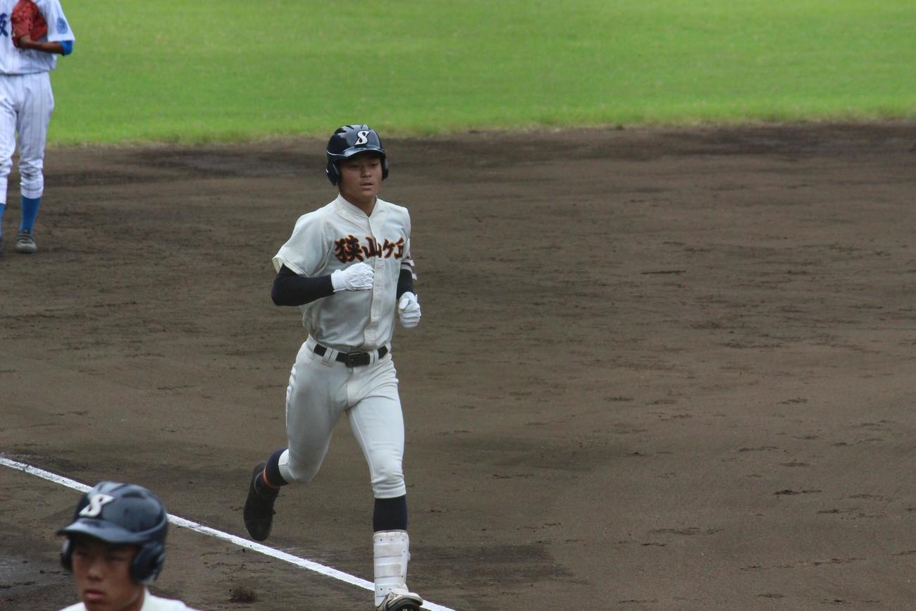 狭山ケ丘対飯能　4回表狭山ケ丘無死、左越えに本塁打を放ち生還する清水