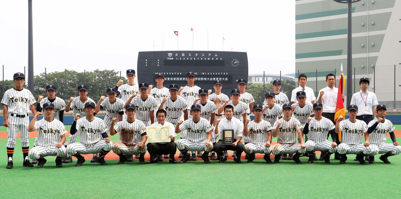 優勝した帝京の選手たち（撮影・鈴木正人）