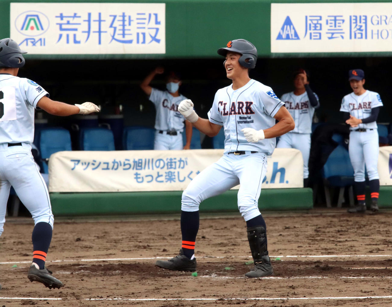2回裏クラーク1死満塁、金原が左越え満塁本塁打を放ち笑顔で生還する（撮影・永野高輔）