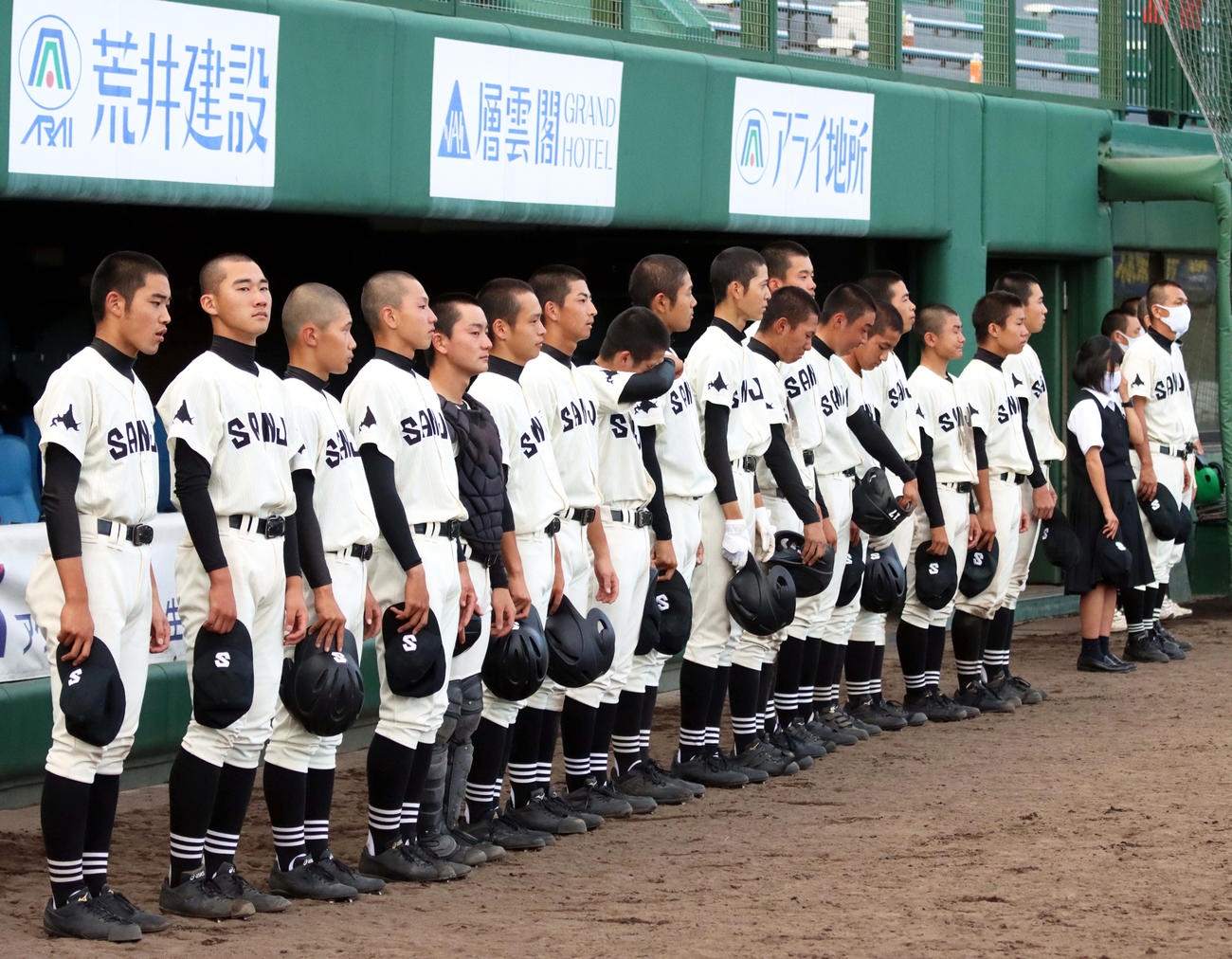 準々決勝で敗れ整列する帯広三条の選手たち（撮影・永野高輔）