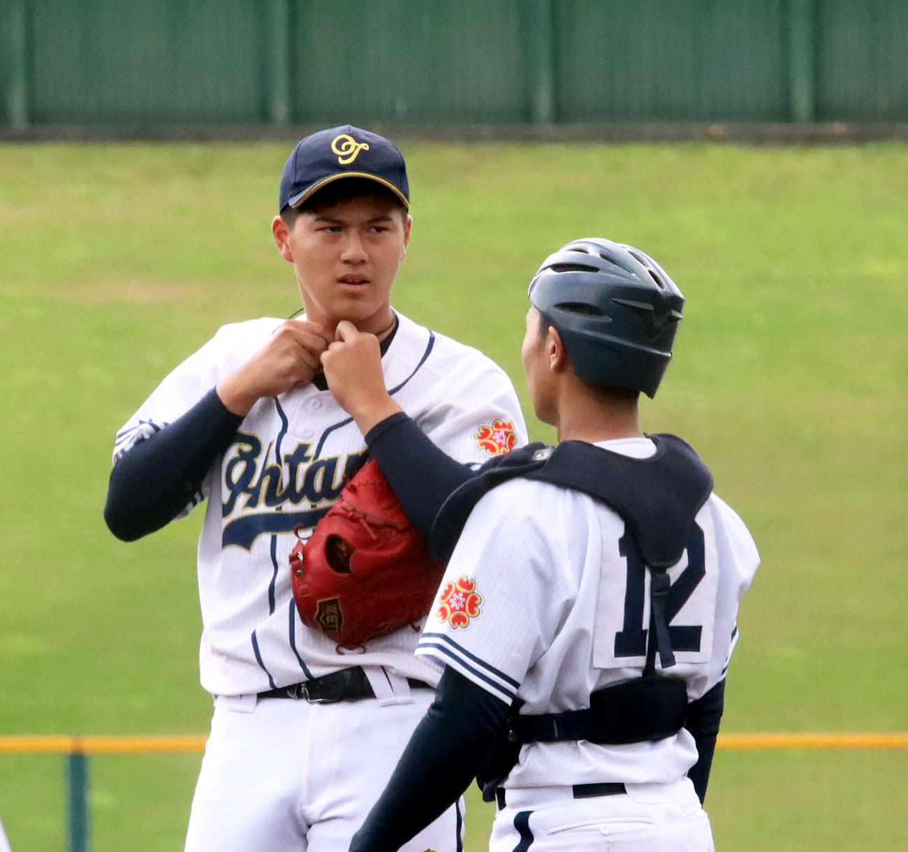 マウンド上で話をする帯広大谷の木島（左）と糸瀬（撮影・永野高輔）