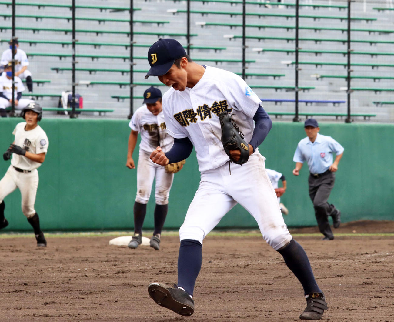 9回裏、最後の打者を抑えて拳を握る札幌国際情報の原田（撮影・保坂果那）