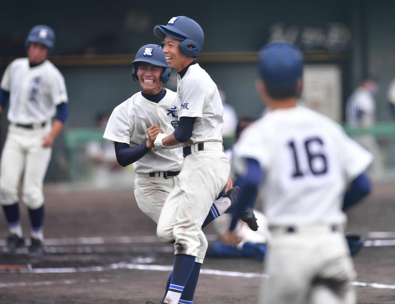 明星戦の10回、サヨナラ勝ちし、笑顔でナインに駆け寄る香里丘・奥村太朗（右から2人目）ら（撮影・岩下翔太）