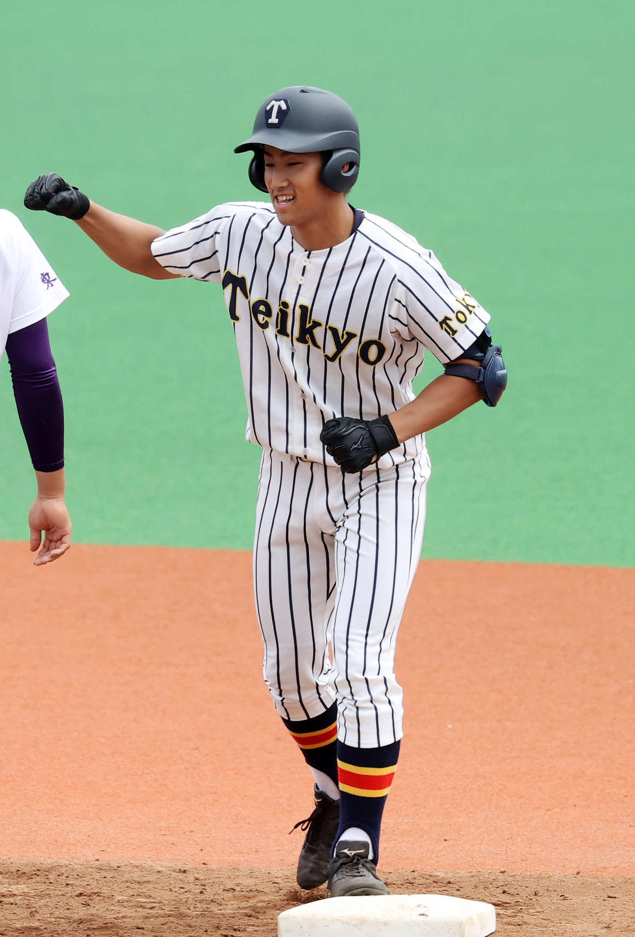 3回裏帝京2死一、二塁、加田は左越え適時二塁打を放ちガッツポーズ（撮影・鈴木正人）