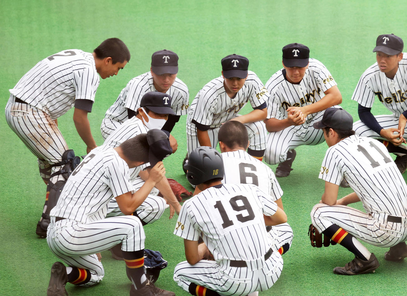 9回裏、円陣を組み指示する帝京・前田監督（左から3人目）（撮影・鈴木正人）