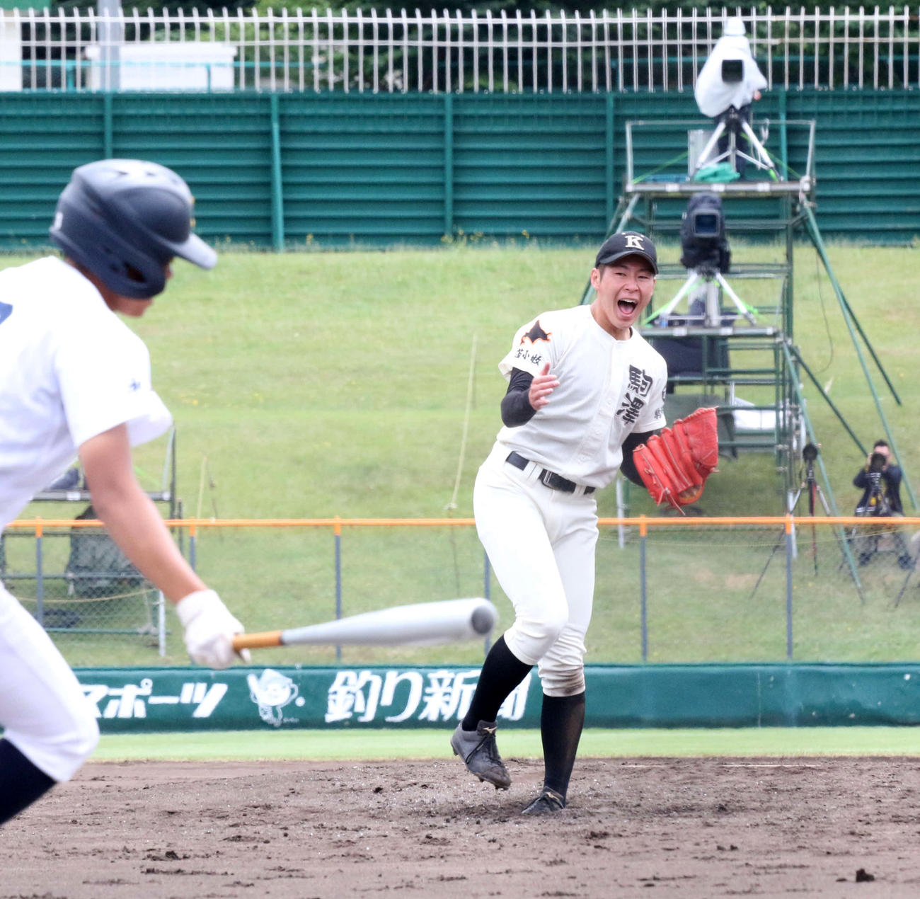 6回表札幌国際情報2死一、二塁、佐々木（手前）を空振り三振に仕留め、雄たけびを上げる駒大苫小牧先発の北嶋（撮影・浅水友輝）