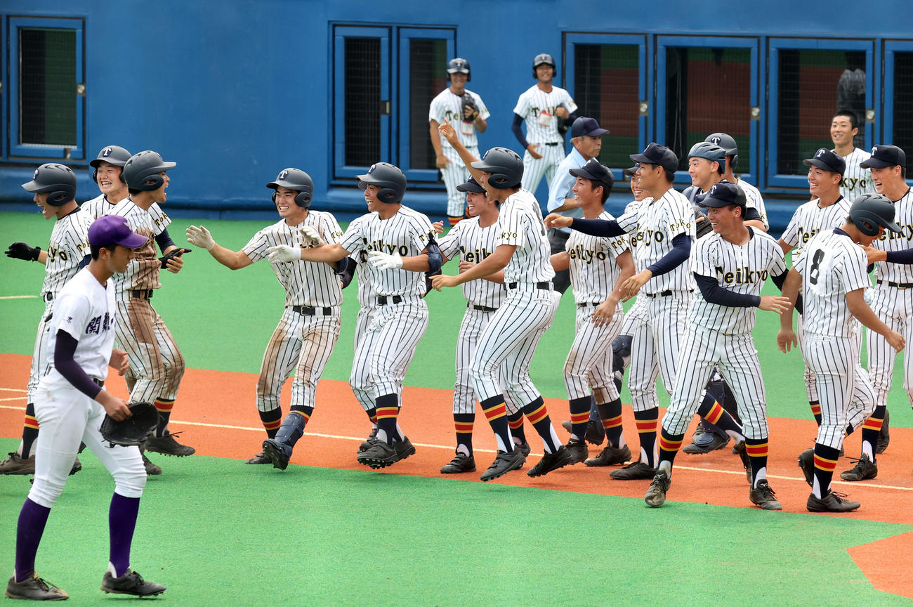 サヨナラ勝利し喜ぶ帝京の選手たち（撮影・鈴木正人）