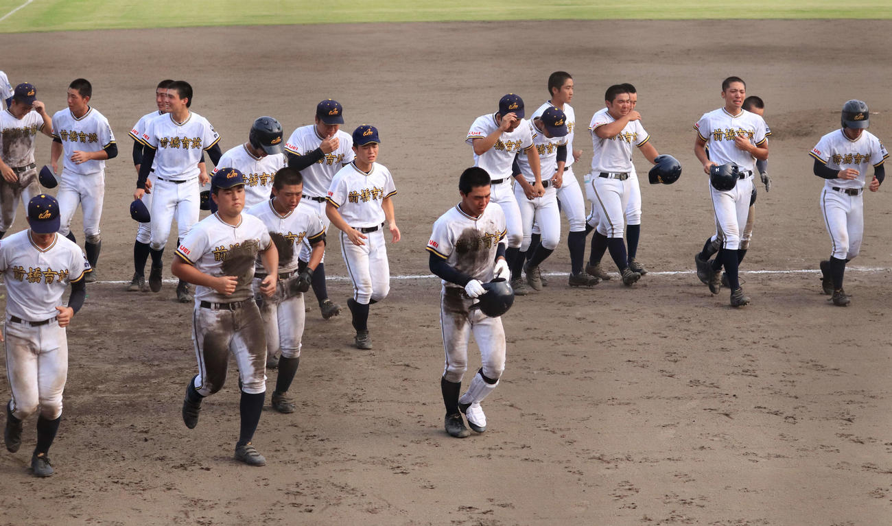 高崎健康福祉大高崎対前橋育英　2点差まで追い詰めるも、敗戦に終わり涙を流す前橋育英の選手たち（撮影・小早川宗一郎）