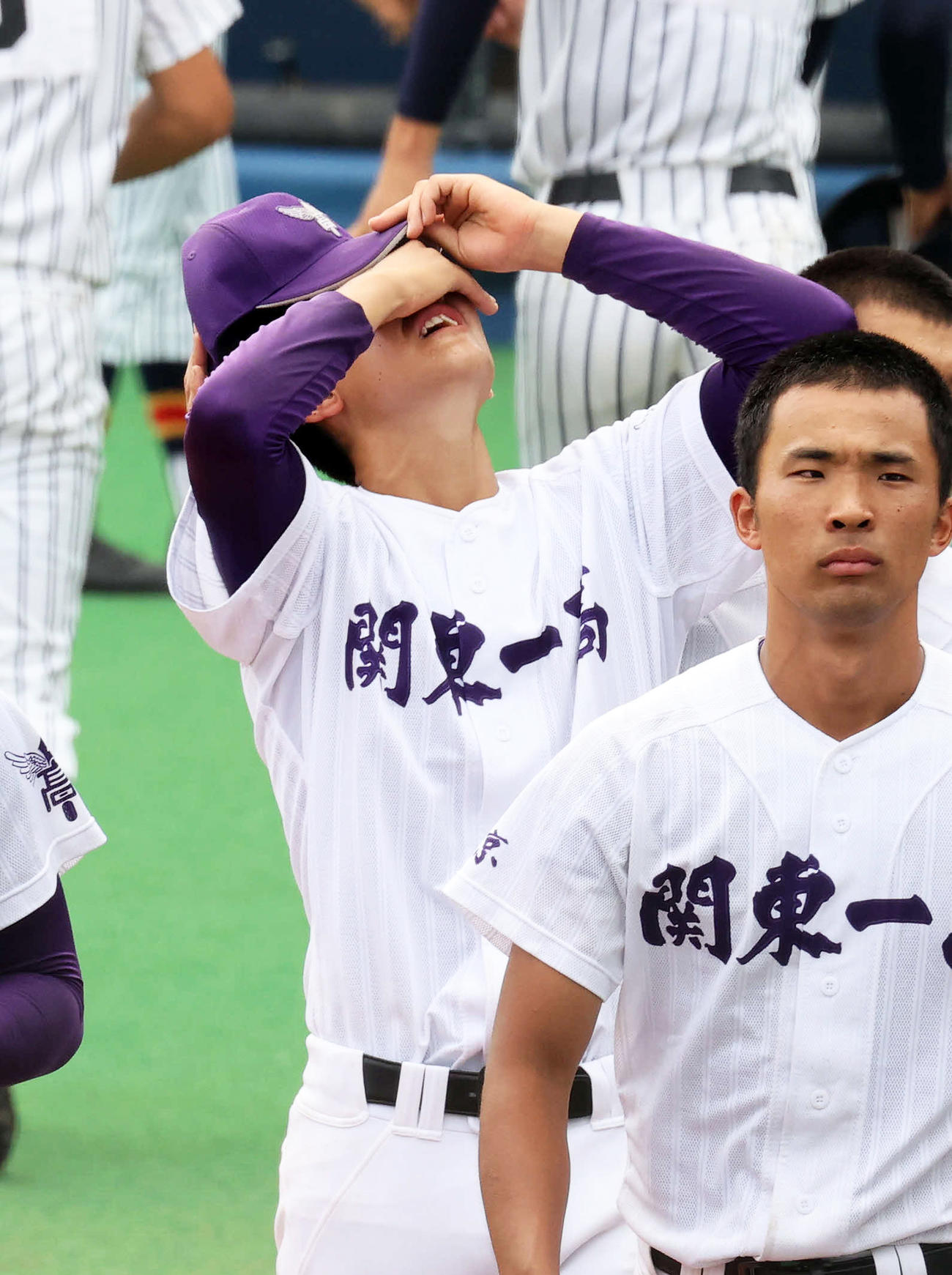 決勝で敗れた関東第一・今村は天を仰ぎ涙をぬぐう（撮影・鈴木正人）