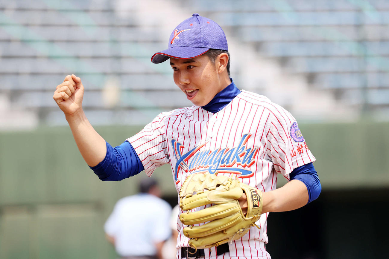 所沢西対山村学園　4回表、所沢西の攻撃を抑えガッツポーズする山村学園・小泉（撮影・鈴木正人）
