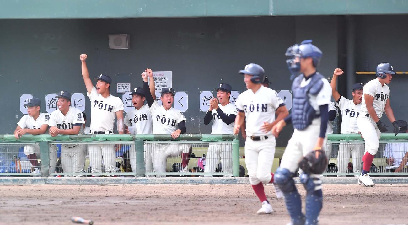 香里丘対大阪桐蔭　4回裏大阪桐蔭無死、道端良介の左越えソロ本塁打で盛り上がる大阪桐蔭ベンチ（撮影・上田博志）