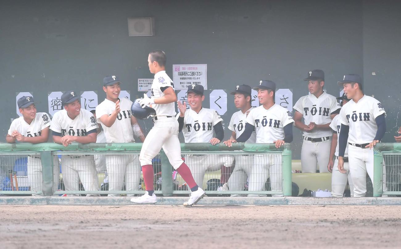 香里丘対大阪桐蔭　4回裏大阪桐蔭無死、左越えソロ本塁打を放った道端良介を出迎える大阪桐蔭ナイン（撮影・上田博志）