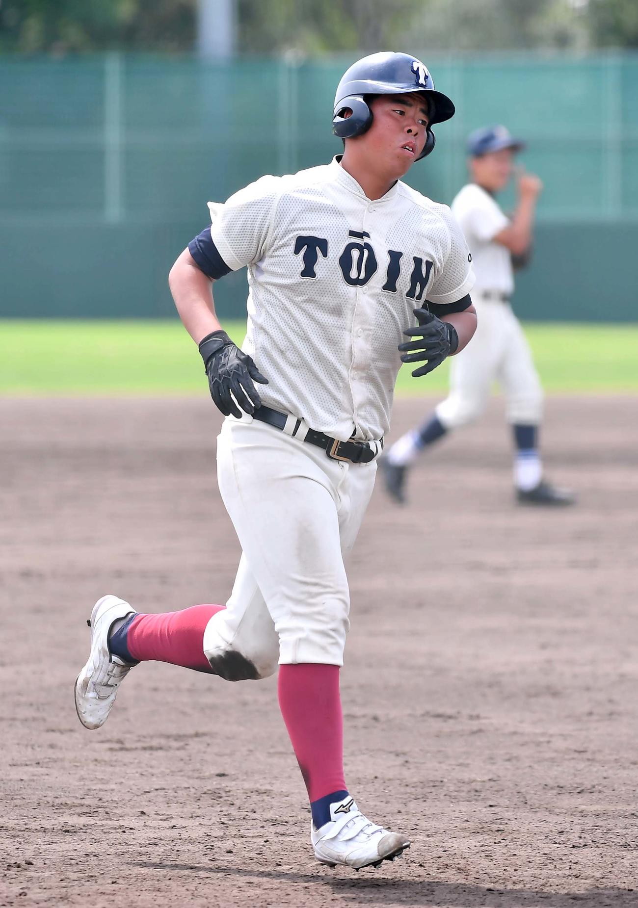 香里丘対大阪桐蔭　4回裏大阪桐蔭1死一、二塁、左中間へ3点本塁打を放つ大阪桐蔭・西野力矢（撮影・上田博志）