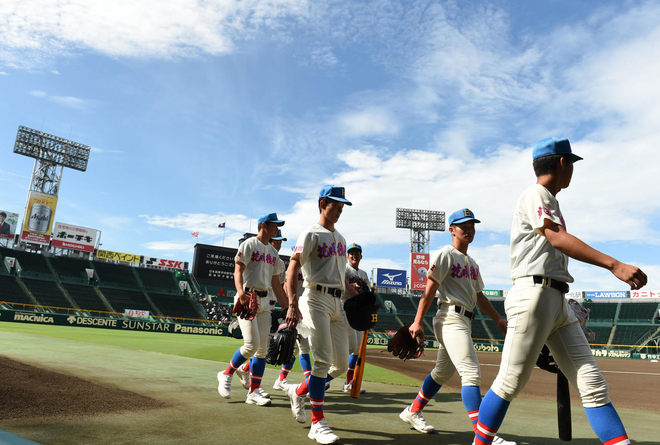 大分商対花咲徳栄　入場する花咲徳栄ナイン（撮影・横山健太）