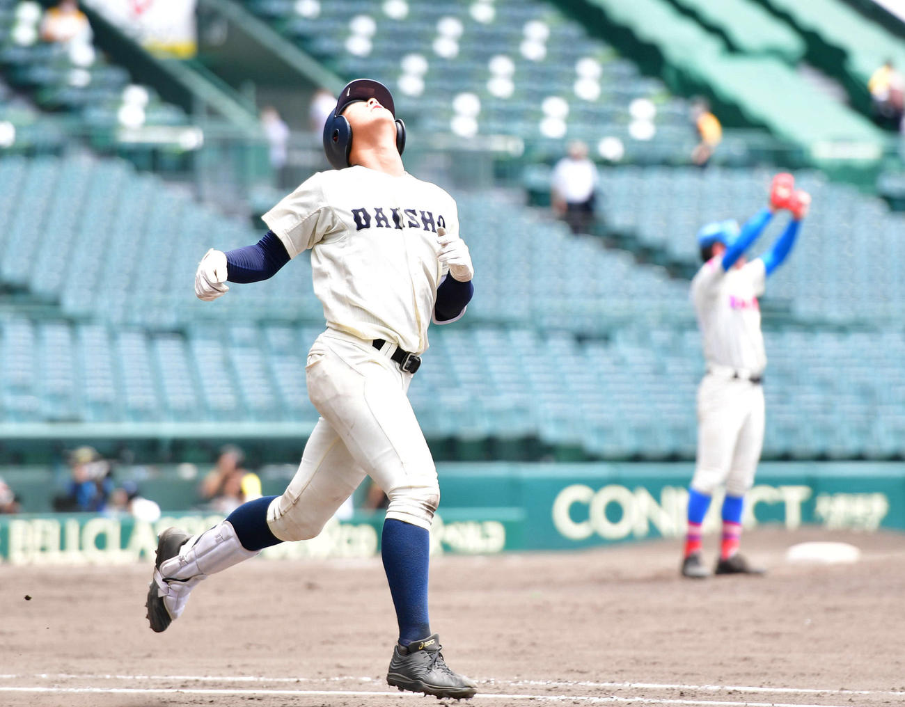 大分商対花咲徳栄　9回表大分商2死、右飛に倒れ試合終了、悔しそうに天を仰ぐ大分商・川瀬堅斗（左）（撮影・岩下翔太）