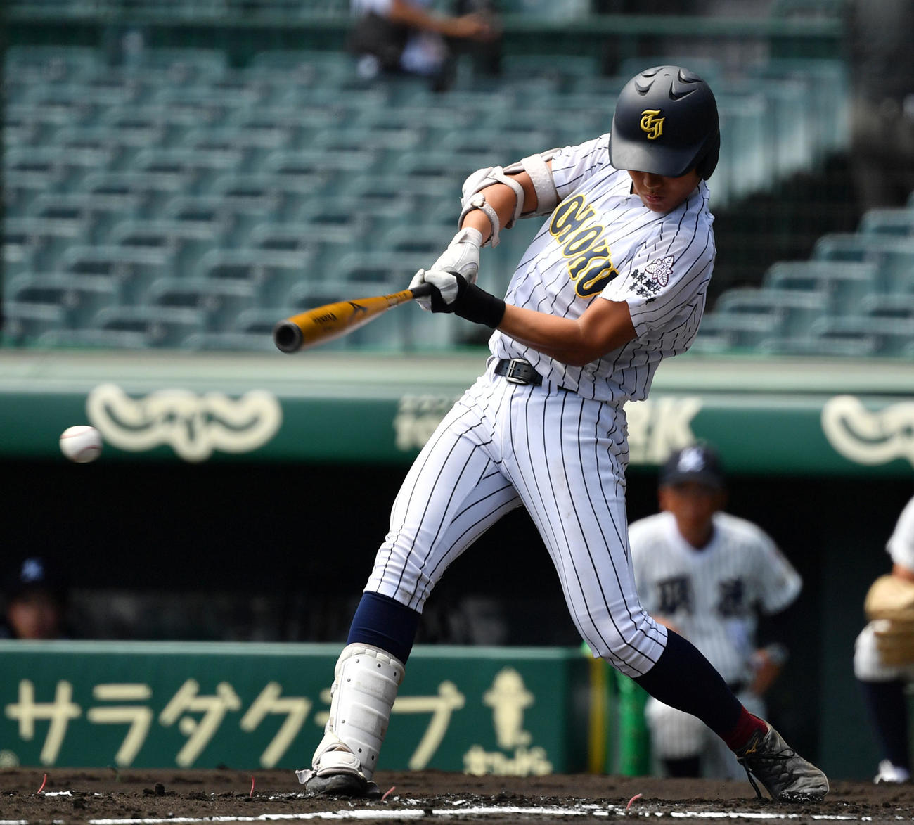 鳥取城北対明徳義塾　1回表鳥取城北1死一、三塁、右前適時打を放つ吉田（撮影・横山健太）