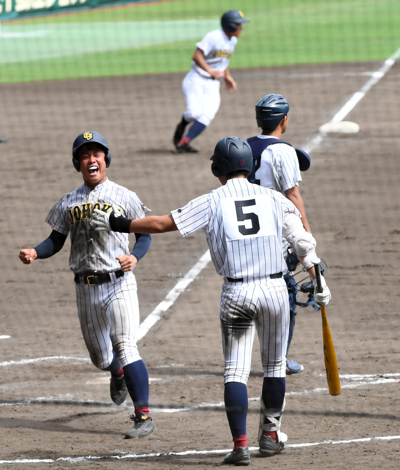 鳥取城北対明徳義塾　8回表鳥取城北1死満塁、河西の中適時2点二塁打で生還する畑中（撮影・前岡正明）