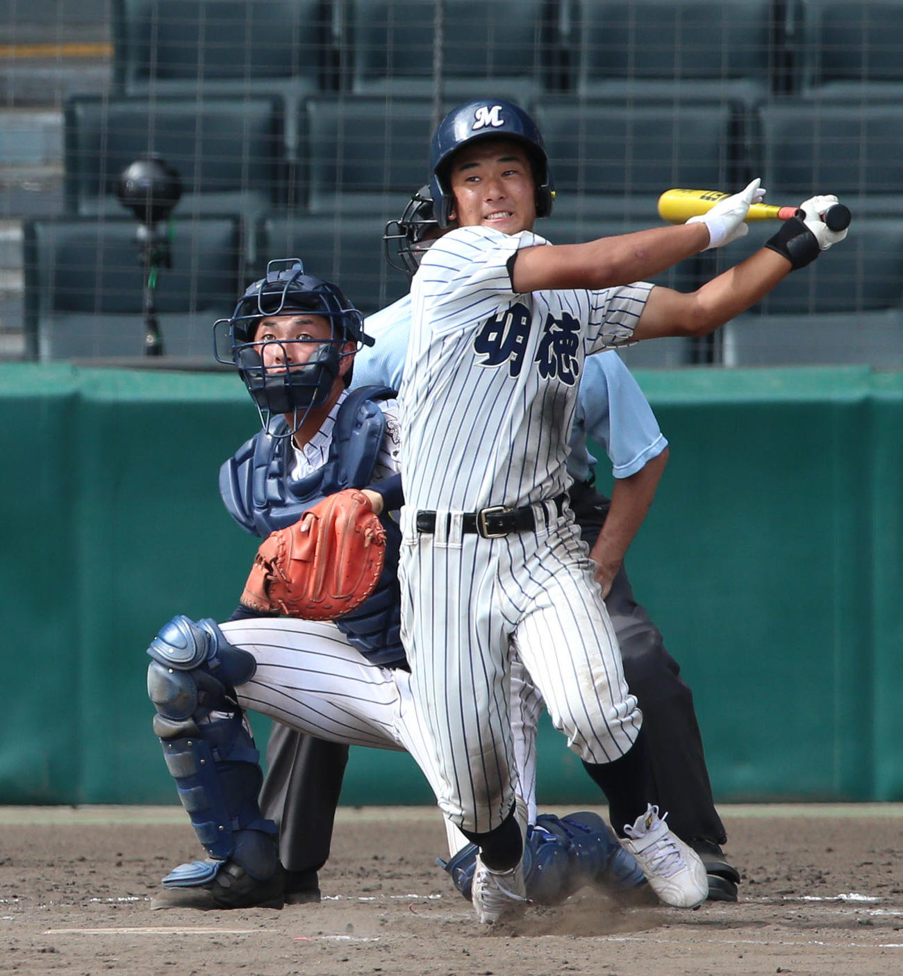 鳥取城北対明徳義塾　8回裏明徳義塾2死二塁、米崎は中前適時打を放つ（撮影・上山淳一）