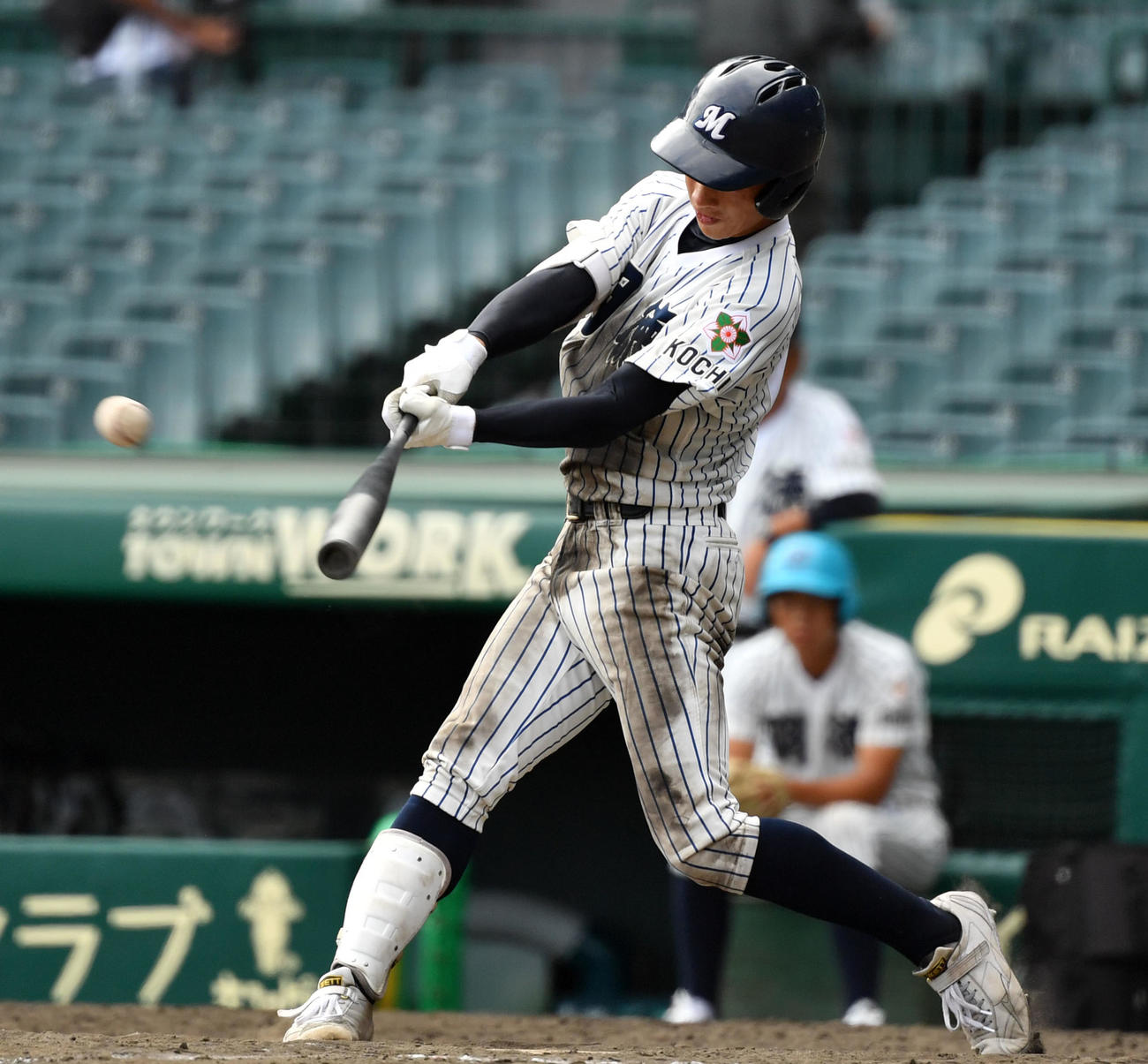 鳥取城北対明徳義塾　9回裏明徳義塾2死一、二塁、右越え2点適時三塁打を放つ新沢（撮影・横山健太）