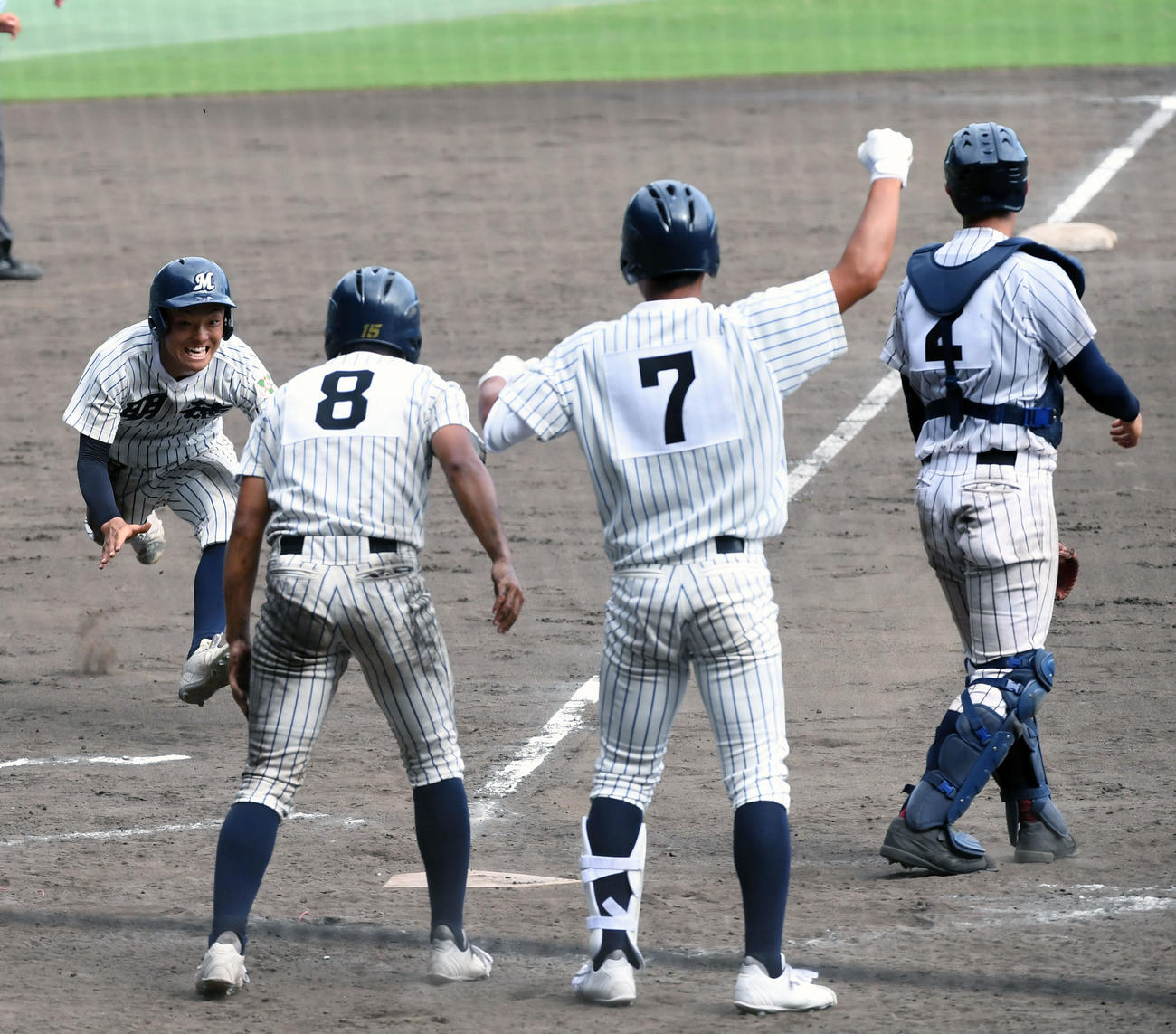 鳥取城北対明徳義塾　9回裏明徳義塾2死一、二塁、新沢の右越え2点三塁打で逆転サヨナラ勝ち、喜ぶ明徳義塾ナイン（撮影・前岡正明）