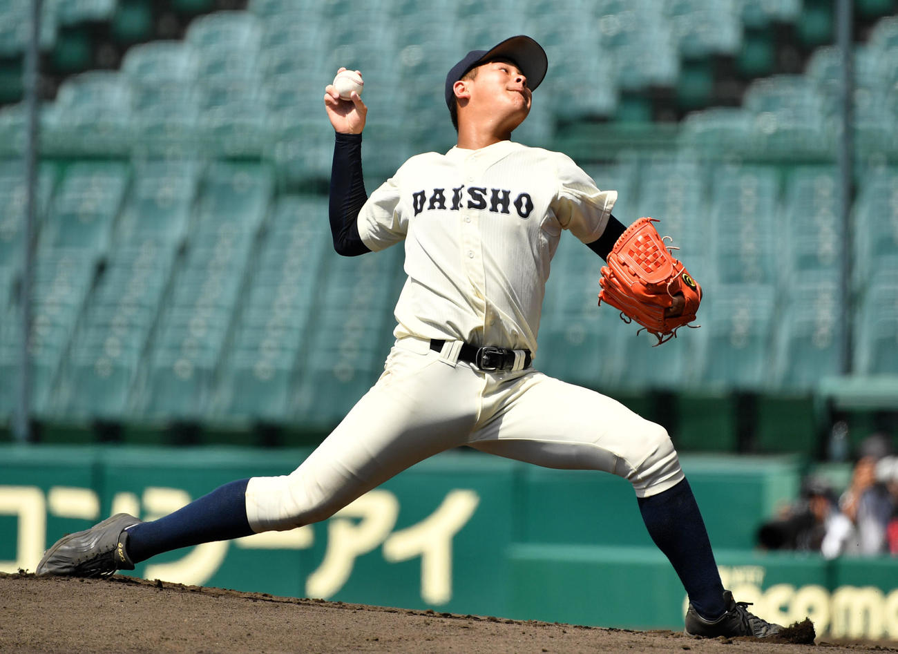 大分商対花咲徳栄　力投する大分商先発の川瀬（撮影・横山健太）