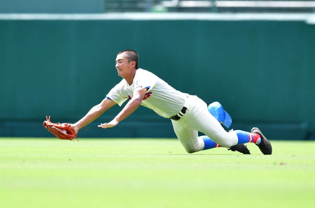 大分商対花咲徳栄　3回表大分商無死、千々和斗夢の右飛をダイビングキャッチする花咲徳栄・飛川征陽（撮影・岩下翔太）