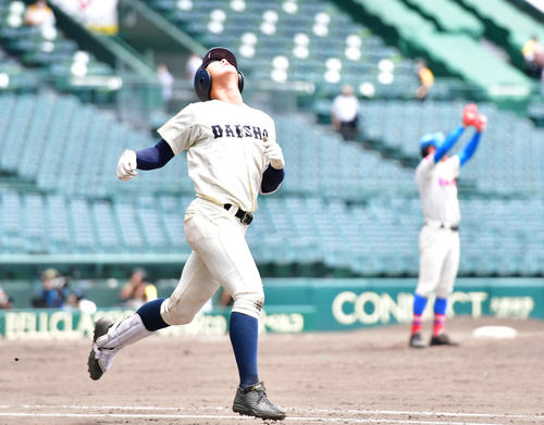 大分商対花咲徳栄 9回表大分商2死、右飛に倒れ試合終了、悔しそうに天を仰ぐ大分商・川瀬堅斗(左)(撮影・岩下翔太)