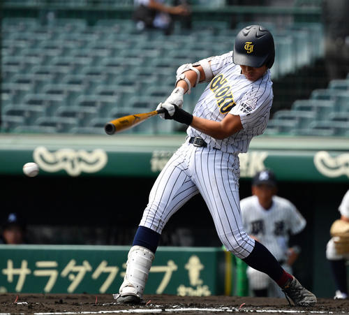 鳥取城北対明徳義塾 1回表鳥取城北1死一、三塁、右前適時打を放つ吉田(撮影・横山健太)