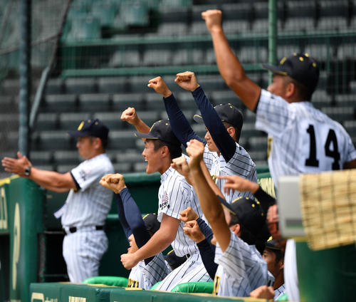 鳥取城北対明徳義塾 1回表鳥取城北1死一、三塁、吉田の右前適時打で先制し歓喜する鳥取城北ナイン(撮影・横山健太)