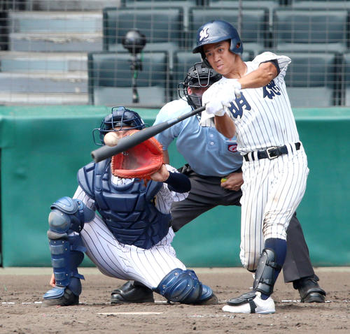 鳥取城北対明徳義塾 5回裏明徳義塾1死三塁、鈴木は左飛を放ち犠飛とする(撮影・上山淳一)