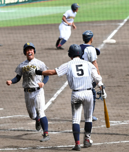 鳥取城北対明徳義塾 8回表鳥取城北1死満塁、河西の中適時2点二塁打で生還する畑中(撮影・前岡正明)