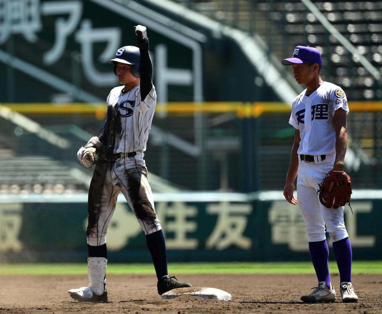 広島新庄対天理　5回表広島新庄1死二塁、右中間への適時二塁打を放ちガッツポーズする明光（撮影・横山健太）