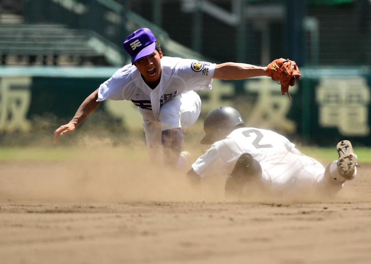 広島新庄対天理　8回表広島新庄無死、中二塁打で出塁する賀谷（右）。左は田中輝（撮影・横山健太）