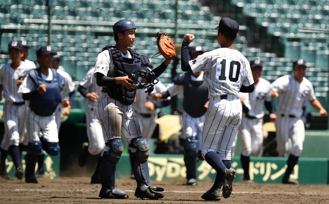 広島新庄対天理　天理に勝利し歓喜する広島新庄ナイン（撮影・横山健太）