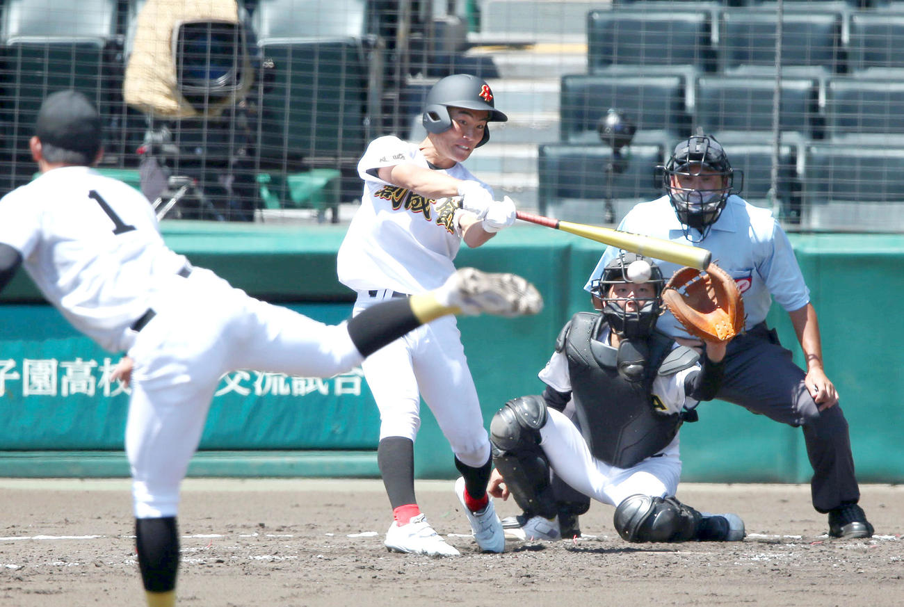 平田対創成館　3回裏創成館2死二塁、田中は先制の中前適時打を放つ（撮影・上山淳一）